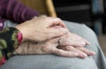 Miniature assurance dépendance seniors personnes âgées