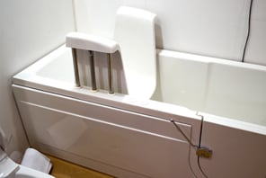 baignoire_a_porte_avec_assise_motorisee_mini https://www.bonjoursenior.fr/wp-content/uploads/2018/09/baignoire_a_porte_avec_assise_motorisee_mini.jpg