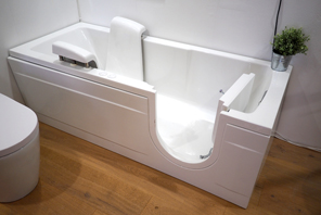 baignoire_couche_avec_porte_mini https://www.bonjoursenior.fr/wp-content/uploads/2018/09/baignoire_couche_avec_porte_mini.jpg