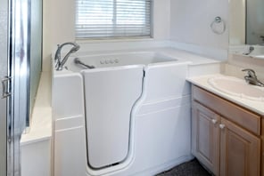 baignoire_sabot_avec_porte_mini https://www.bonjoursenior.fr/wp-content/uploads/2018/09/baignoire_sabot_avec_porte_mini.jpg