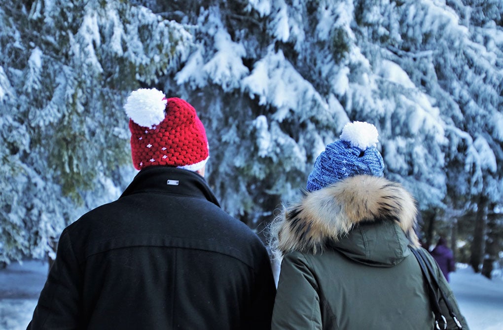 couple seniors l'extérieur neige et froid